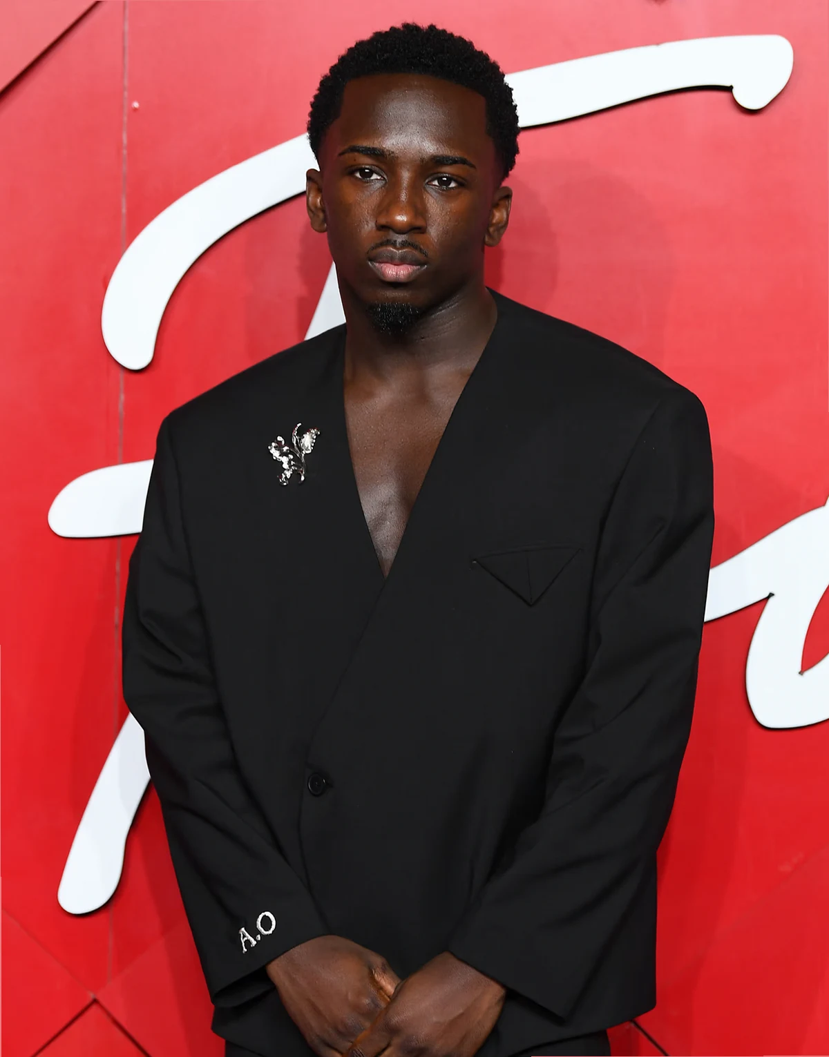 – Czarna dwurzędowa marynarka garniturowa bez kołnierza o pudełkowym kroju