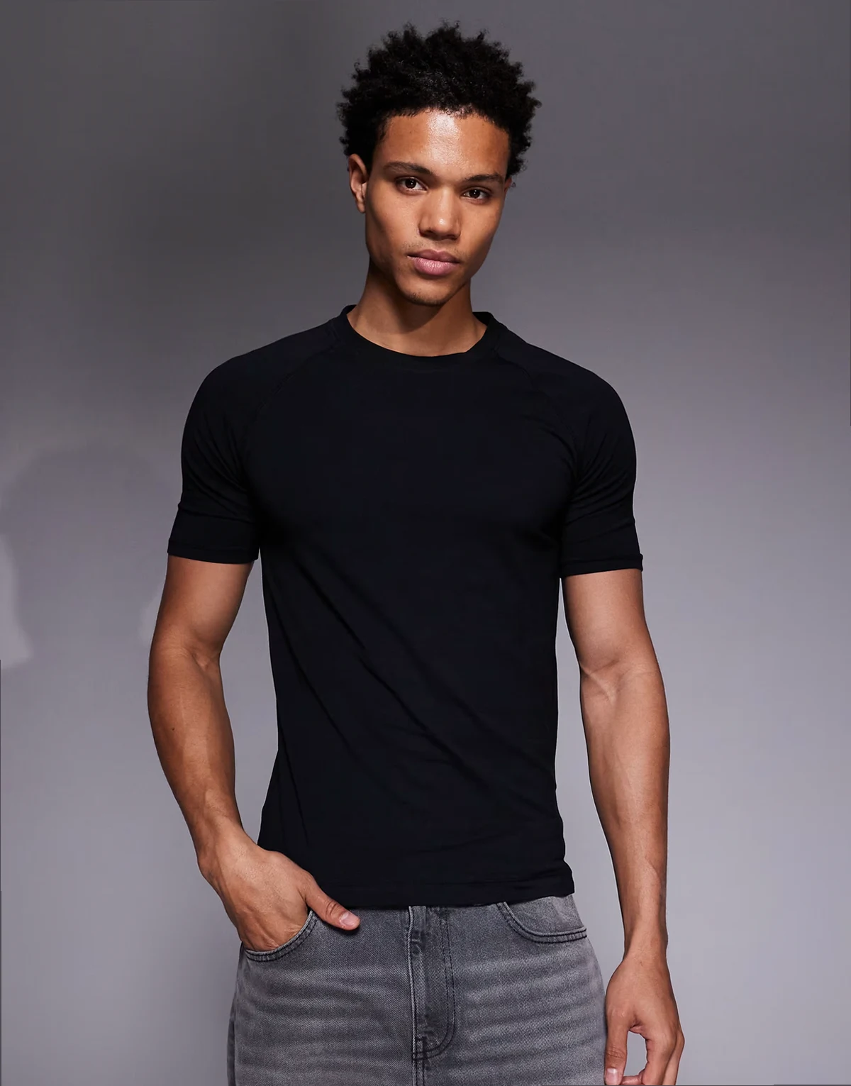 – Czarny T-shirt z technicznego materiału o kroju podkreślającym sylwetkę