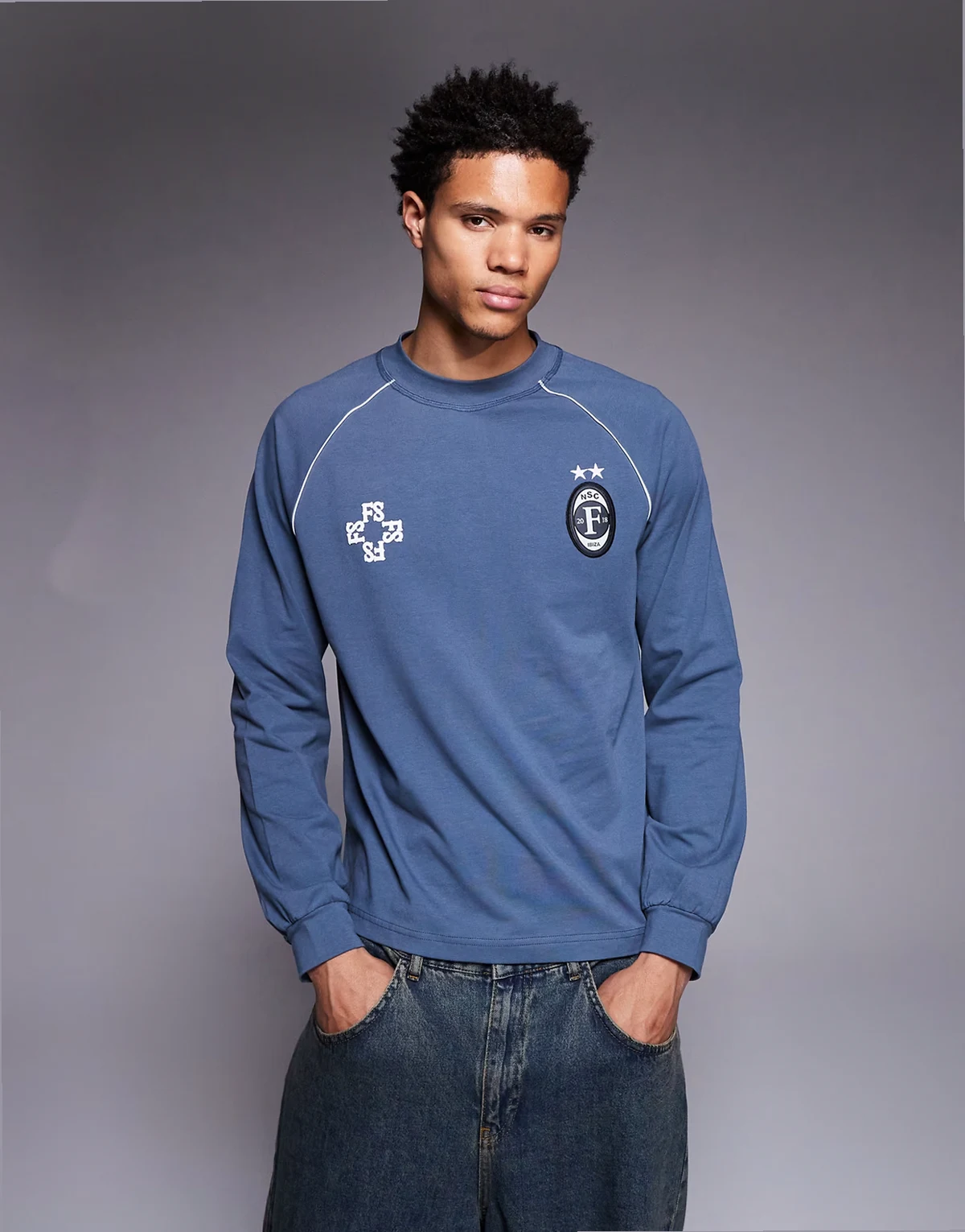 – Niebieska piłkarska koszulka sportowa z długimi rękawami