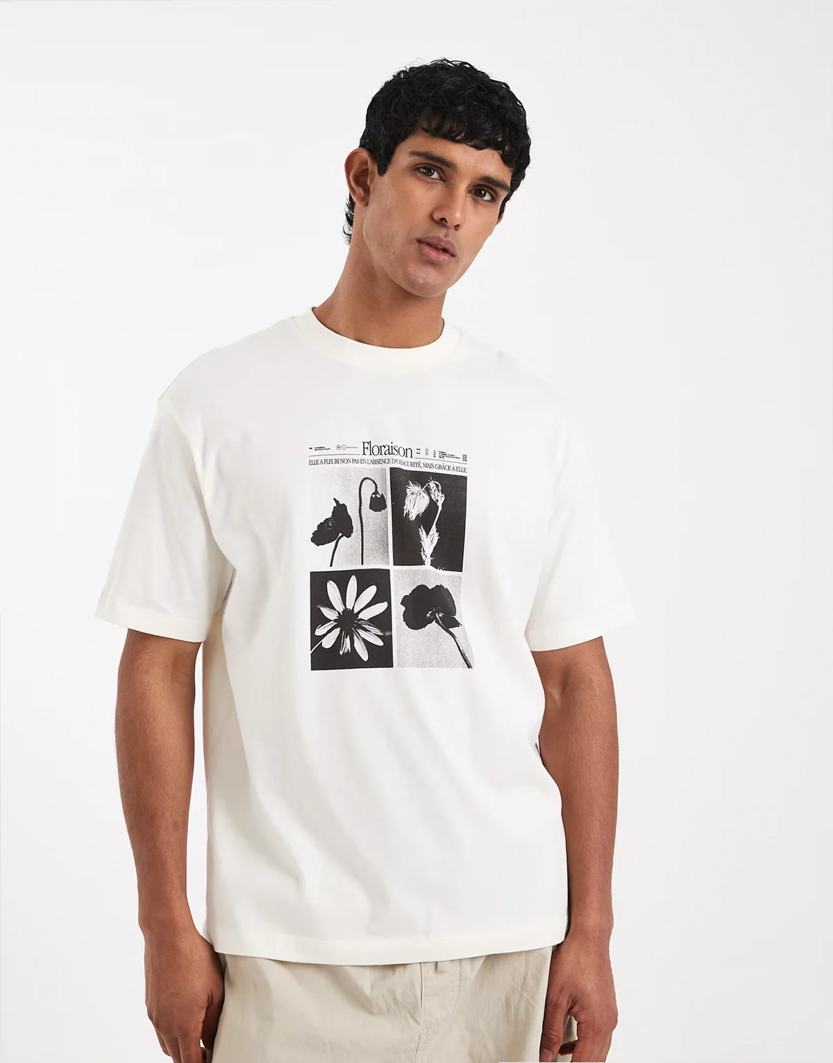 – Kremowy T-shirt o luźnym kroju z abstrakcyjną kwiatową grafiką