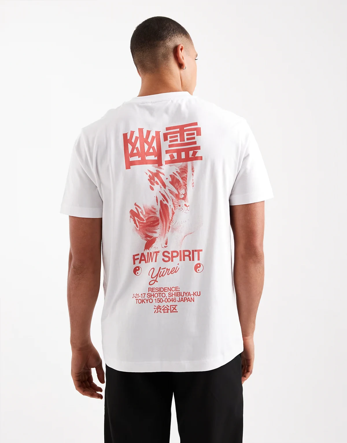 – Biały T-shirt z grafiką i napisem Faint Spirit