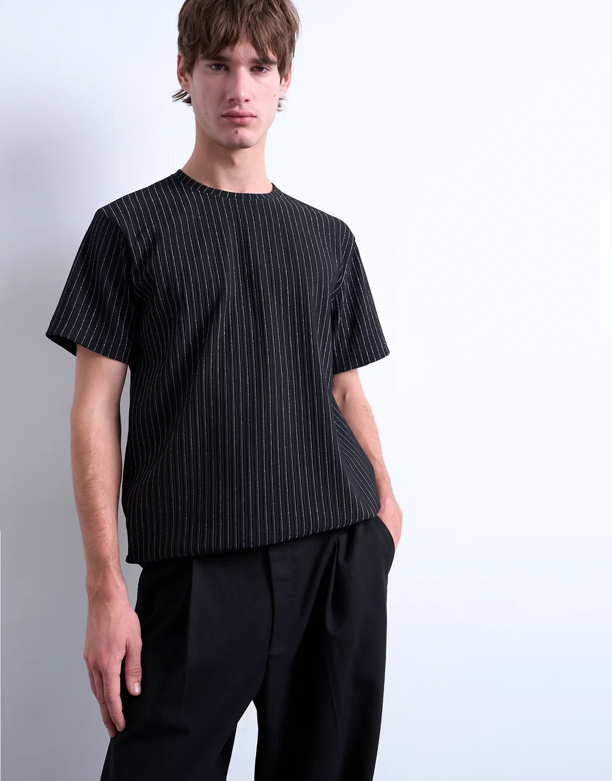 – Czarny T-shirt o klasycznym kroju w metaliczne prążki
