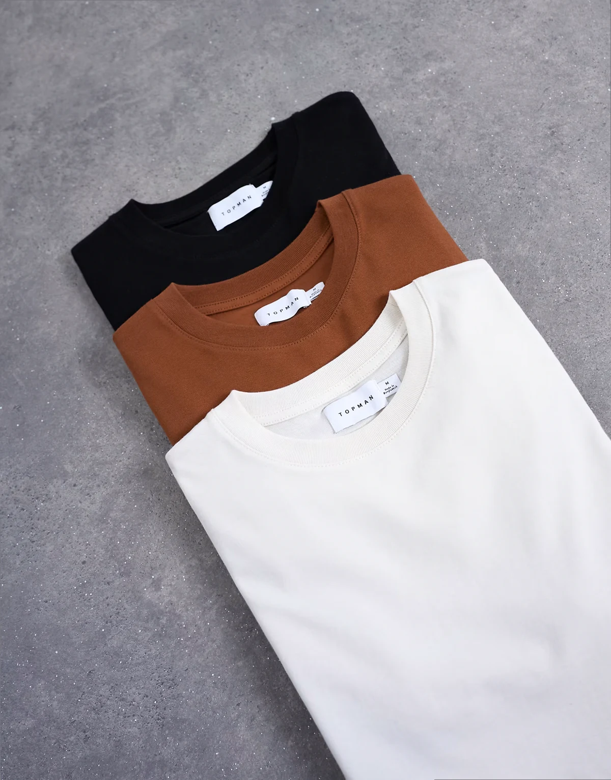 – Zestaw 3 klasycznych T-shirtów w kolorach czarnym, brązowym i ecru