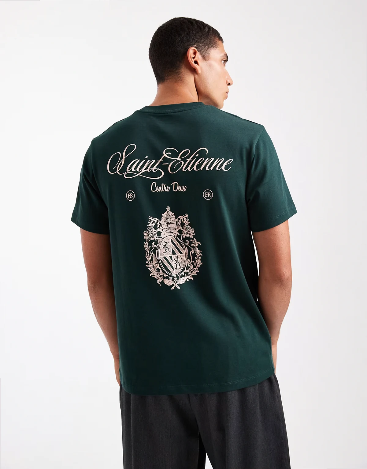 – Ciemnozielony gruby T-shirt z napisem i grafiką z herbem