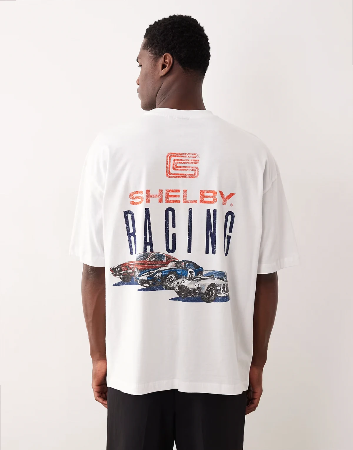 – Biały T-shirt oversize z nadrukiem i napisem „Shelby Racing” na plecach