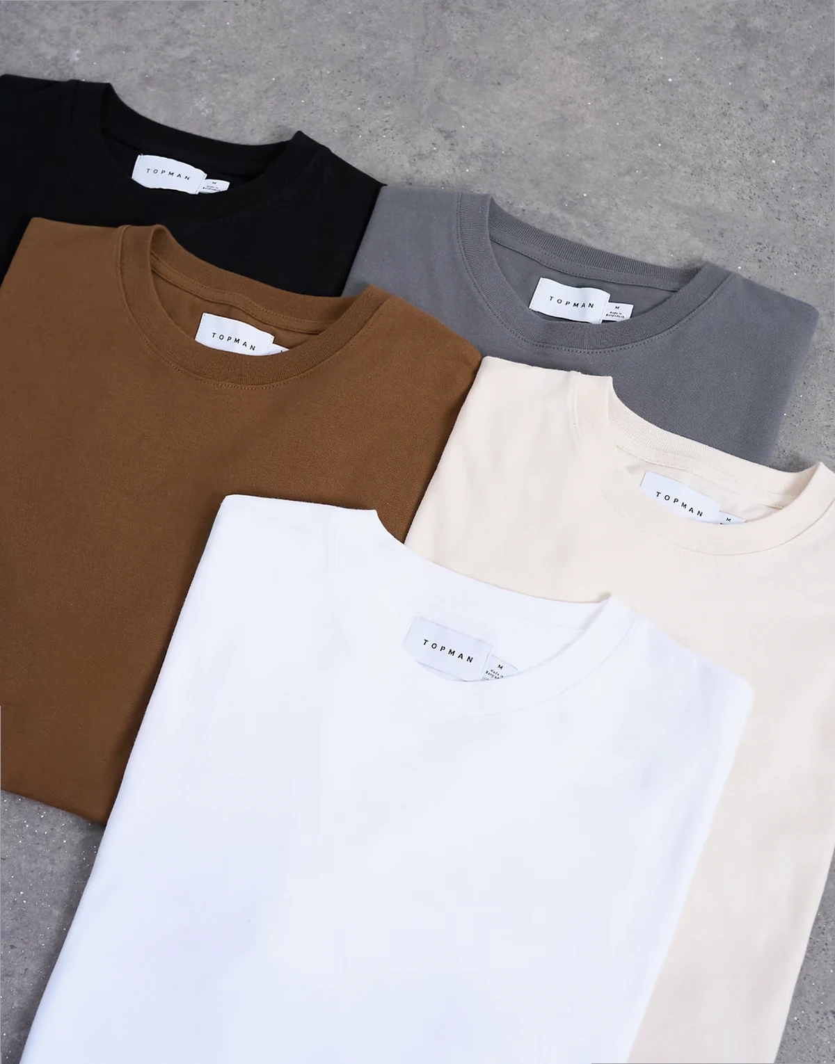 – Zestaw 5 klasycznych T-shirtów w kolorze czarnym, białym, ecru, ciemnobrązowym i grafitowym