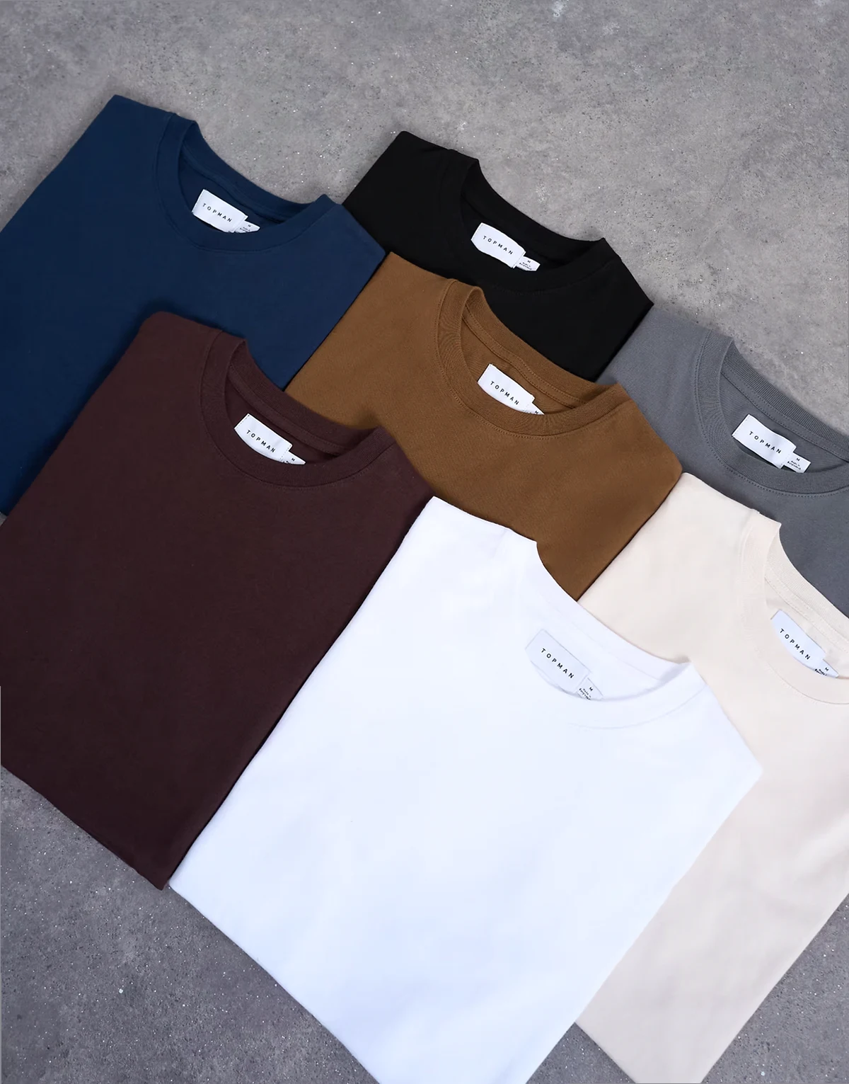 – Zestaw 7 klasycznych T-shirtów w kolorze czarnym, białym, brązowym, granatowym, grafitowym, ecru i brązowym