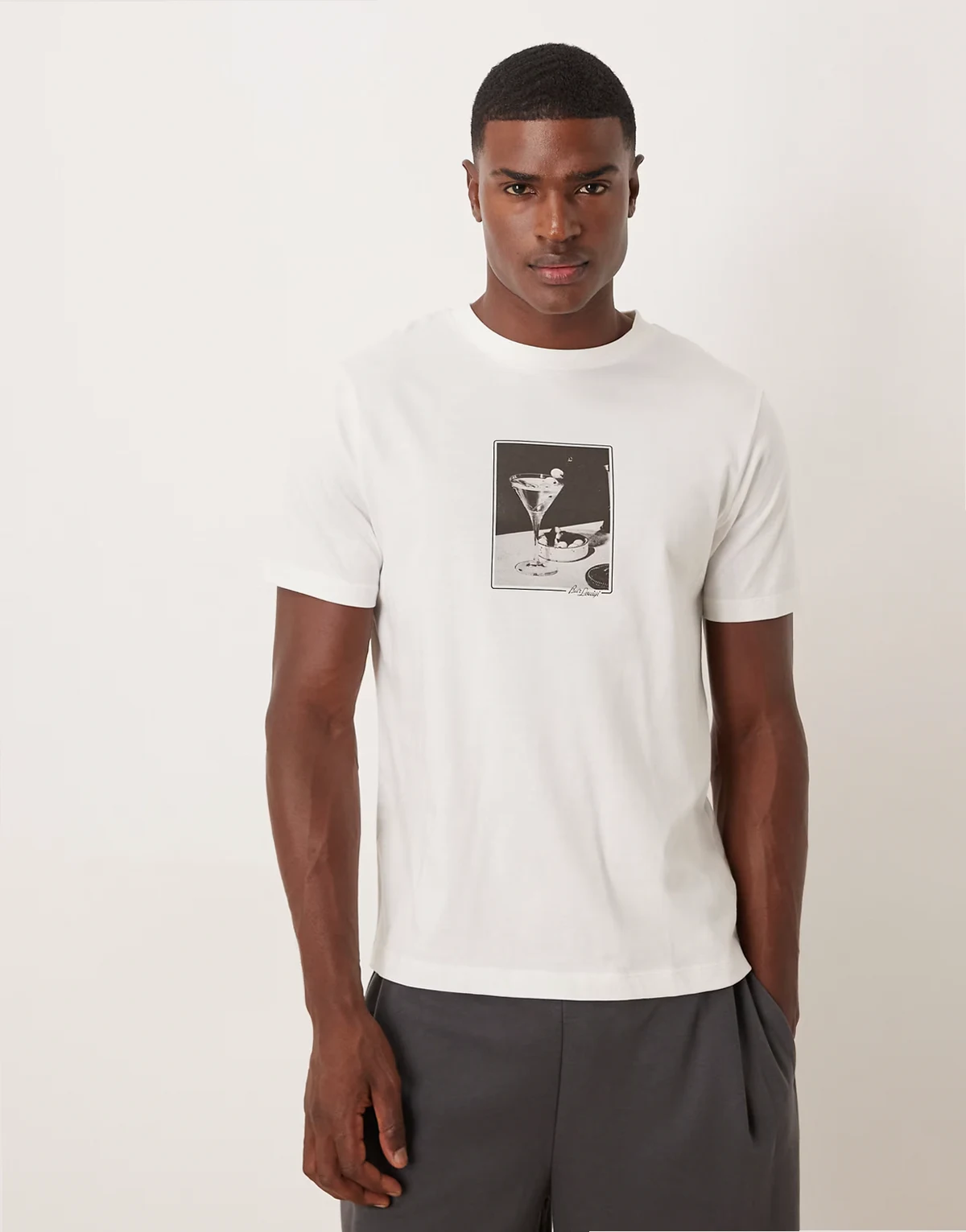 – Biały T-shirt z grafiką z martini