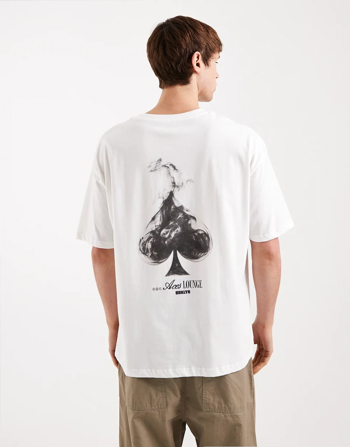 – Biały T-shirt oversize z nadrukiem asa pik na plecach