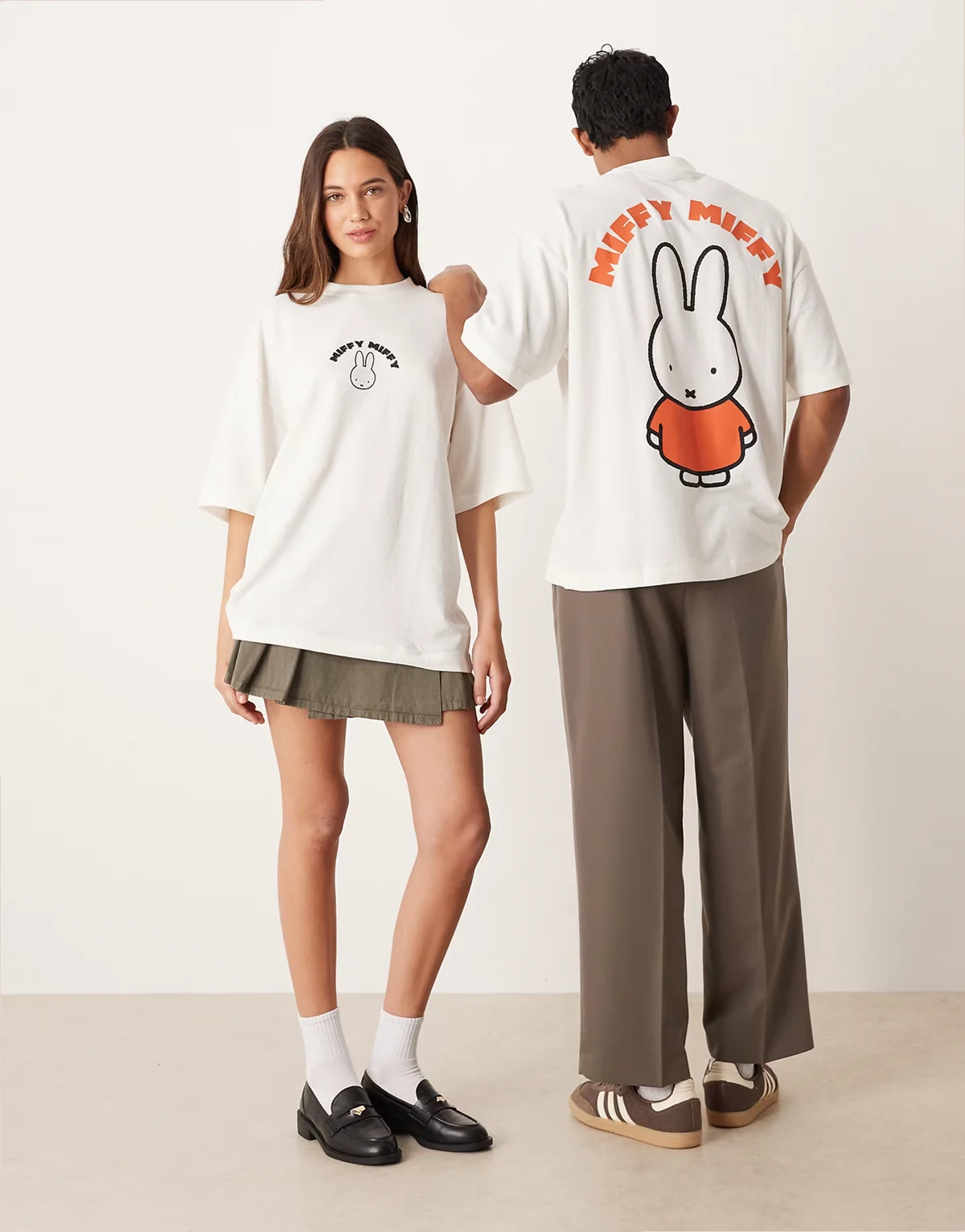 – Biały fakturowany T-shirt unisex o fasonie oversize z nadrukiem z Miffy