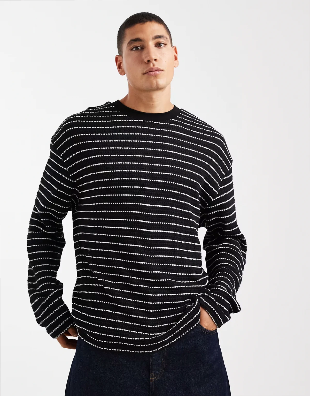 – Gruby T-shirt oversize z długimi rękawami w czarno-białe fakturowane paski