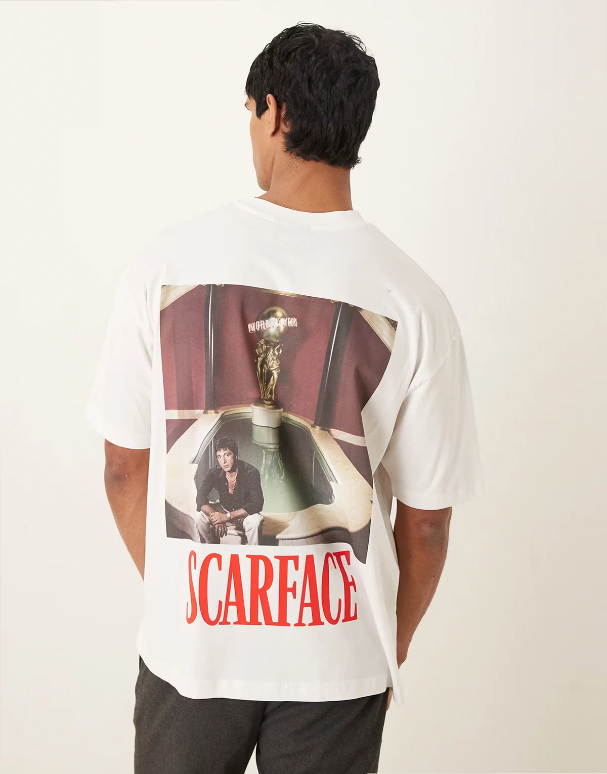 – Biały T-shirt oversize z nadrukiem Scarface