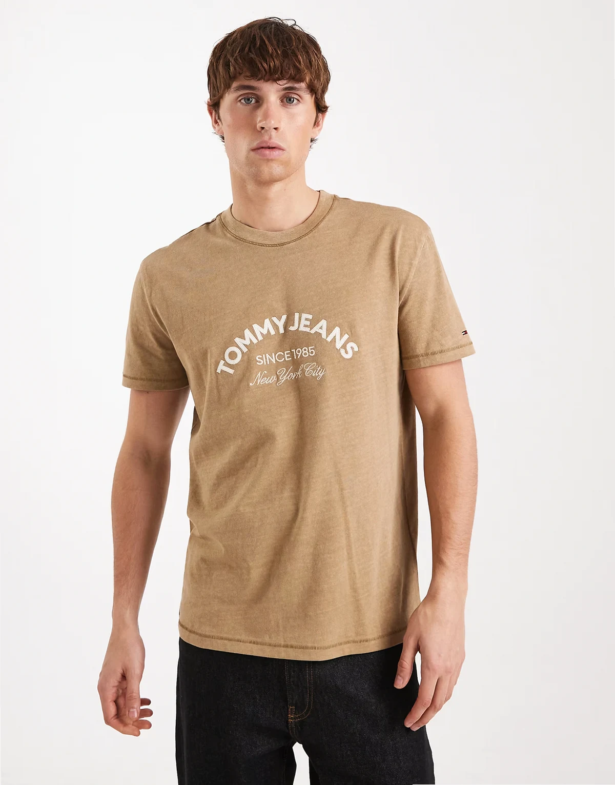 – Beżowy T-shirt z logo w kształcie łuku