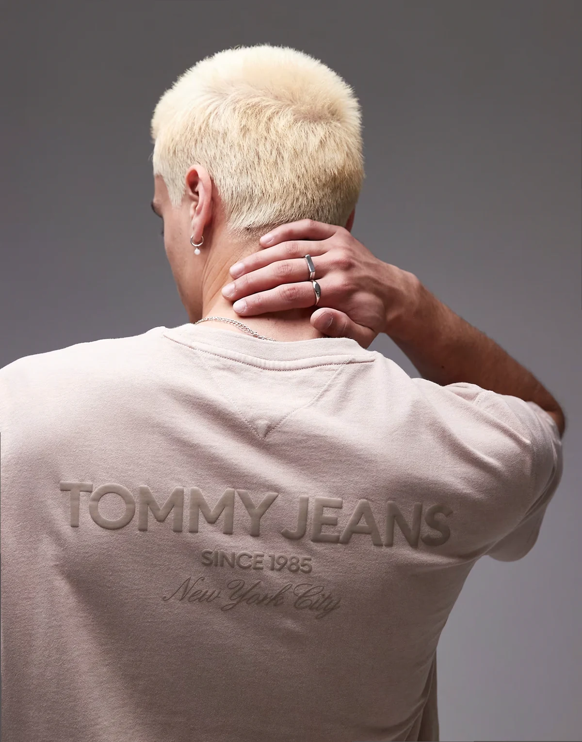 – Brązowoszary T-shirt oversize w stylu lat 90.