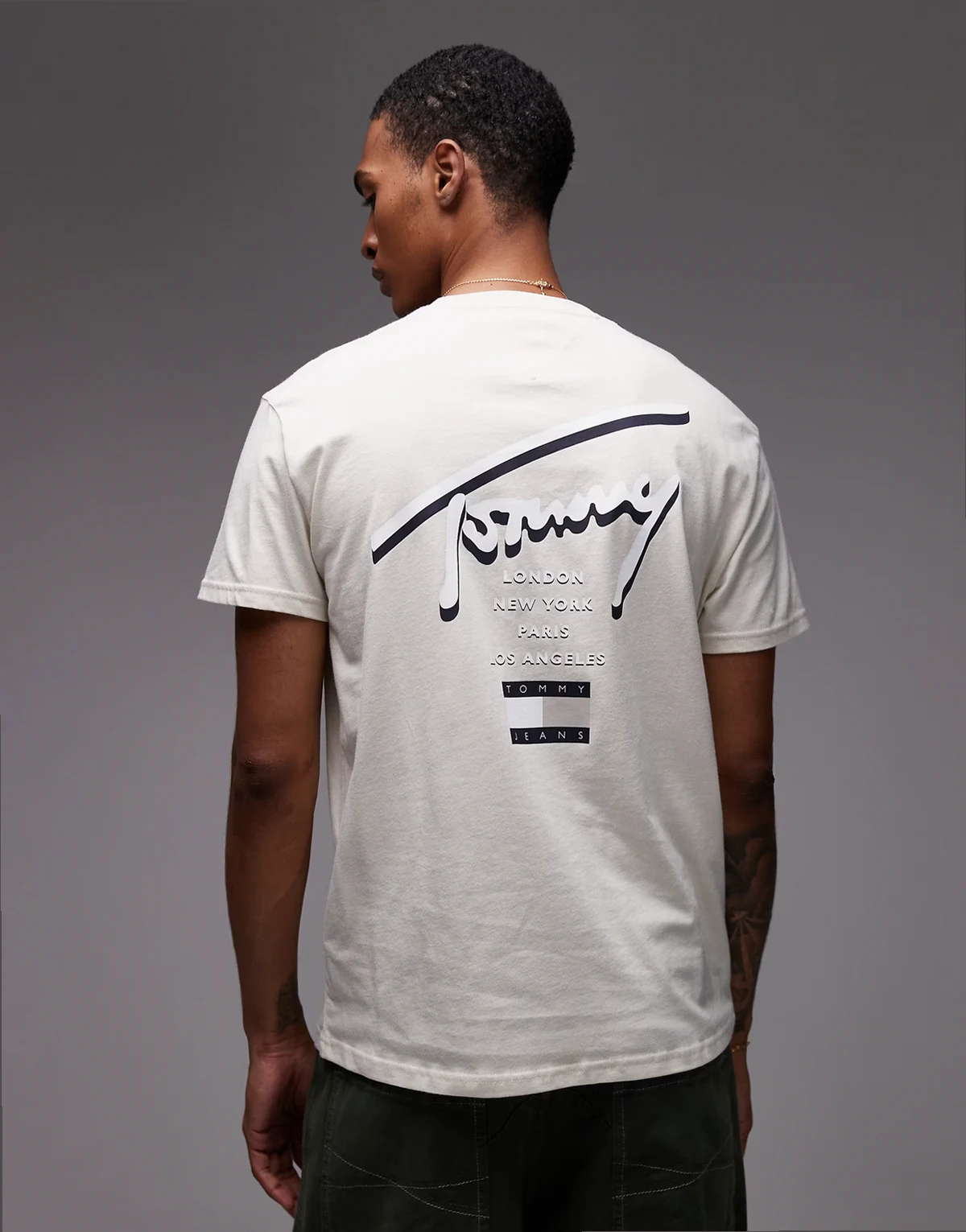 – Beżowy T-shirt z nadrukiem na plecach