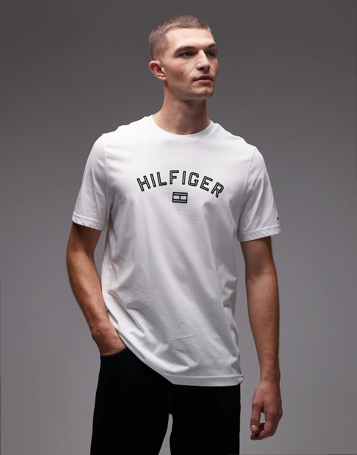 – Biały T-shirt z flokowanym logo