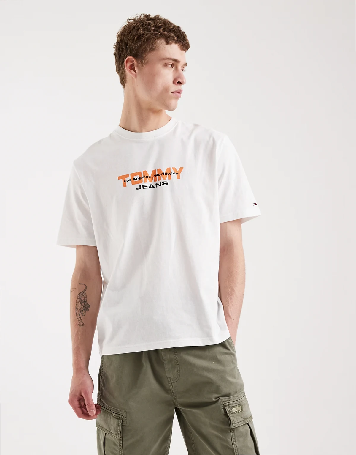 – Biały T-shirt z logo w stylu lat 90.