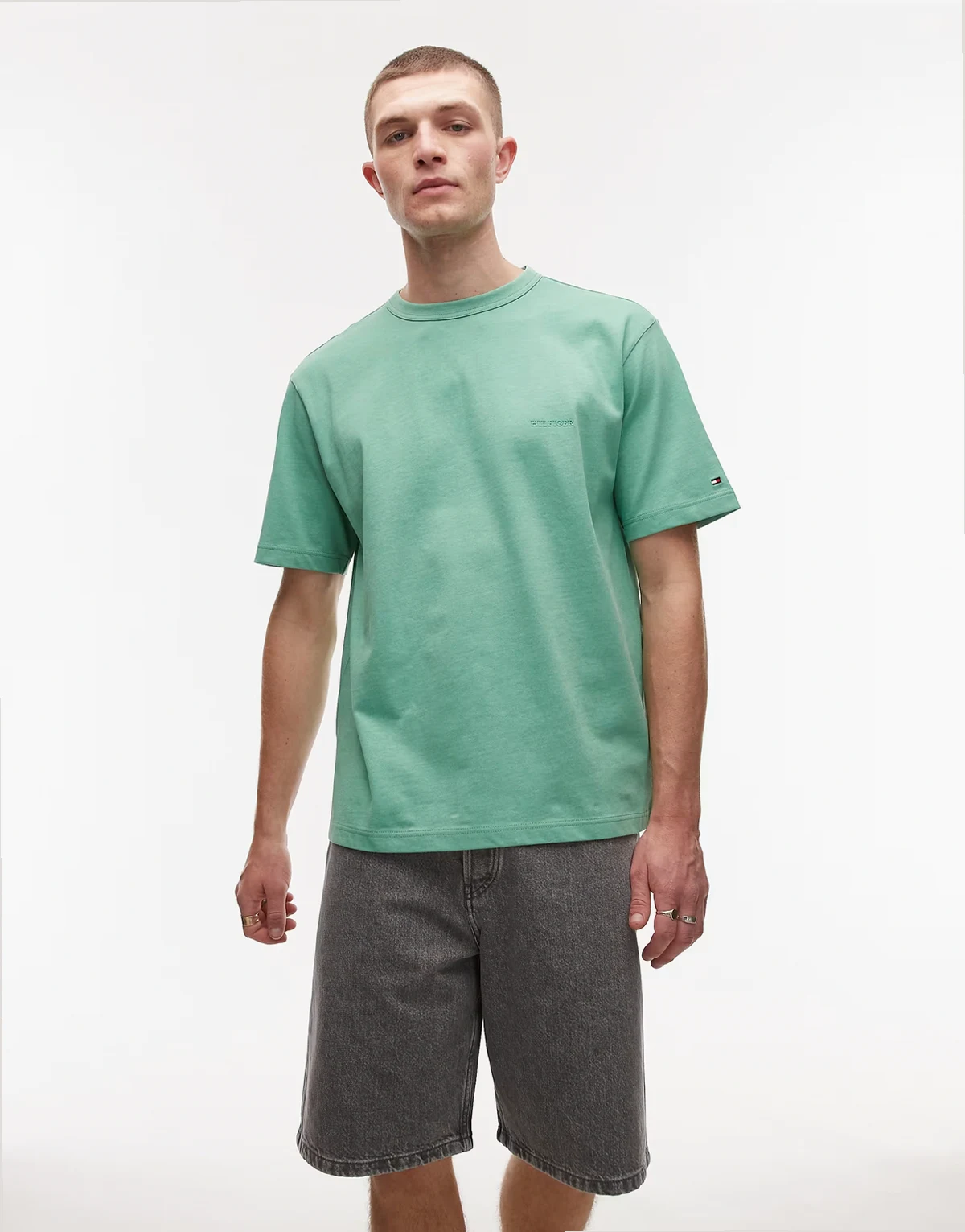 – T-shirt w kolorze wyblakłej zieleni ze stonowanym logo