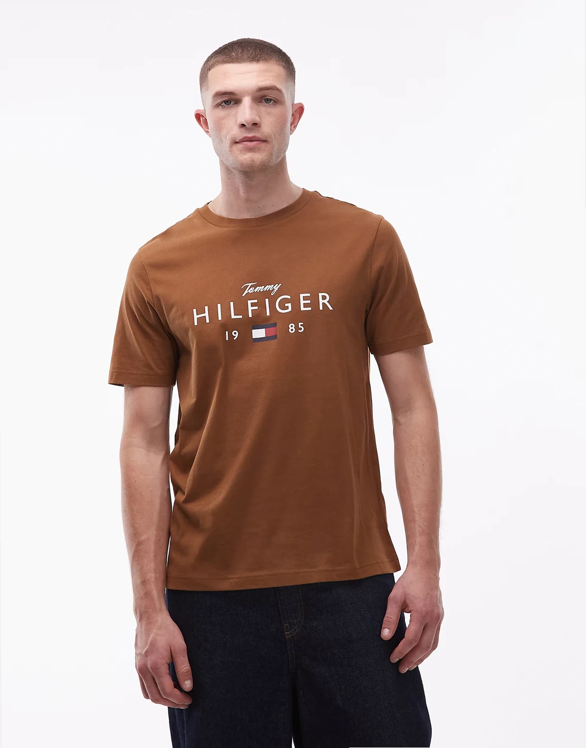 – Brązowy T-shirt z logo na środku