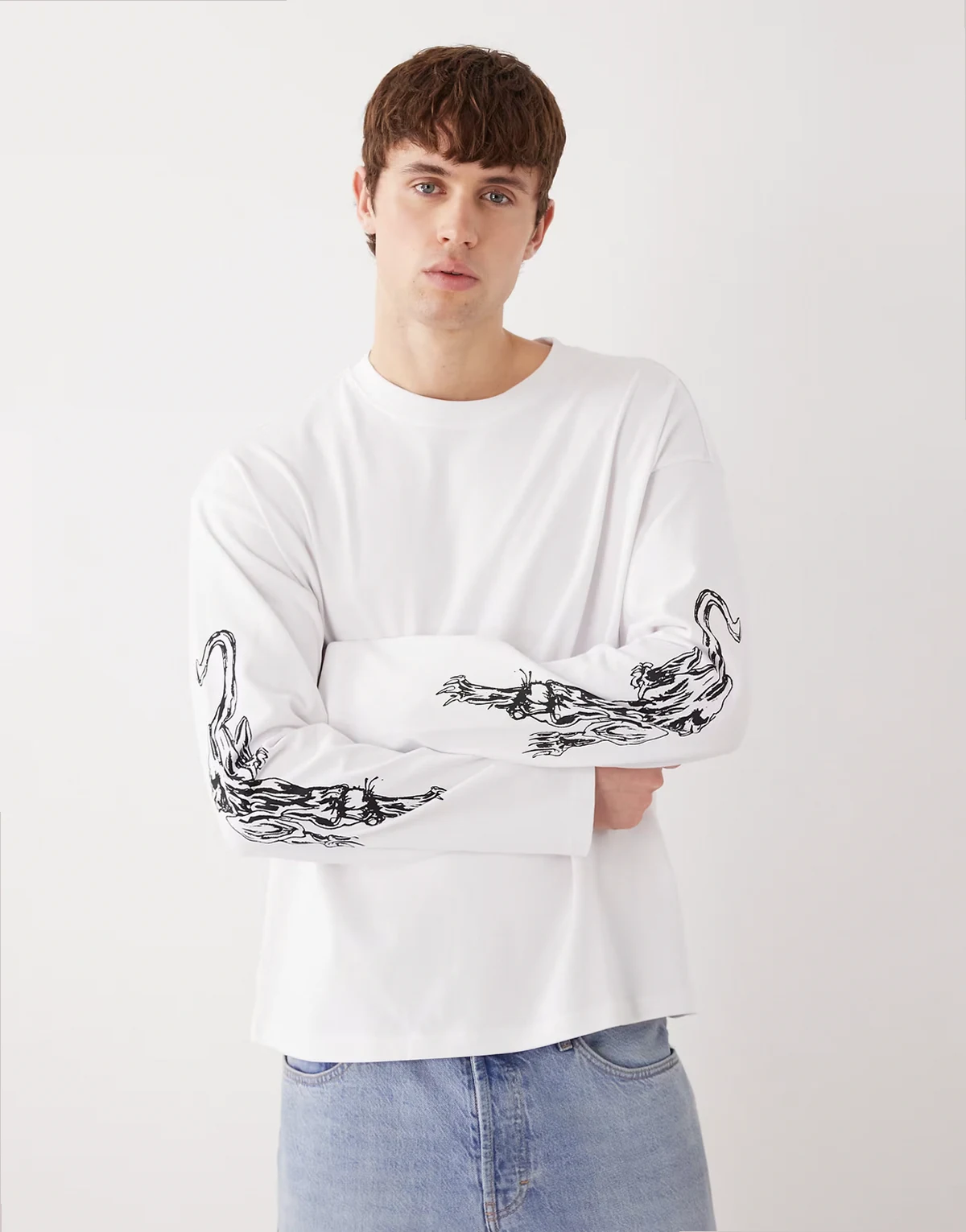– Kastiges, langärmliges Oversize-T-Shirt in Schwarz mit Panther-Grafik am Ärmel