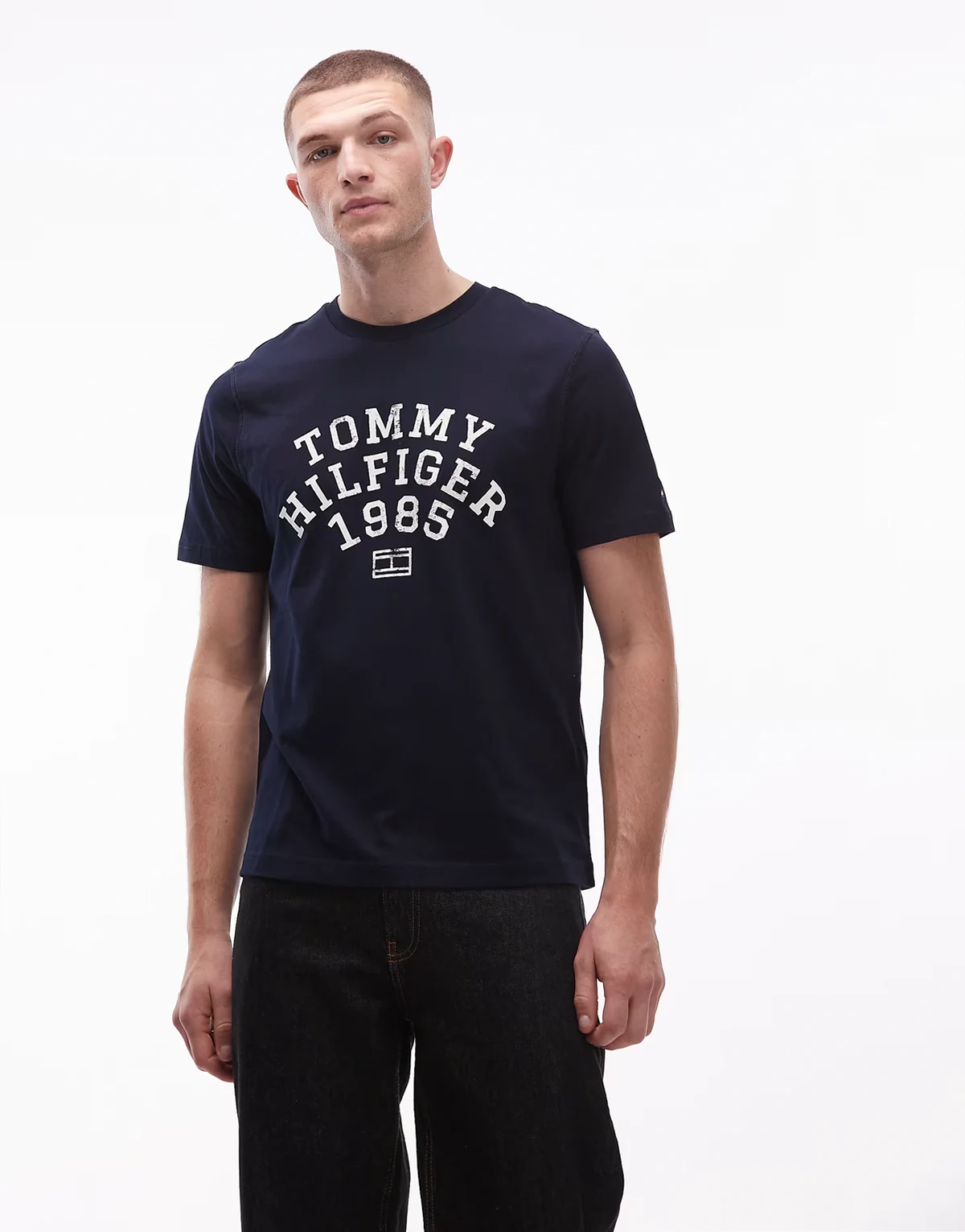 – Granatowy T-shirt z dużym logo z tekstem po łuku i rokiem 1985