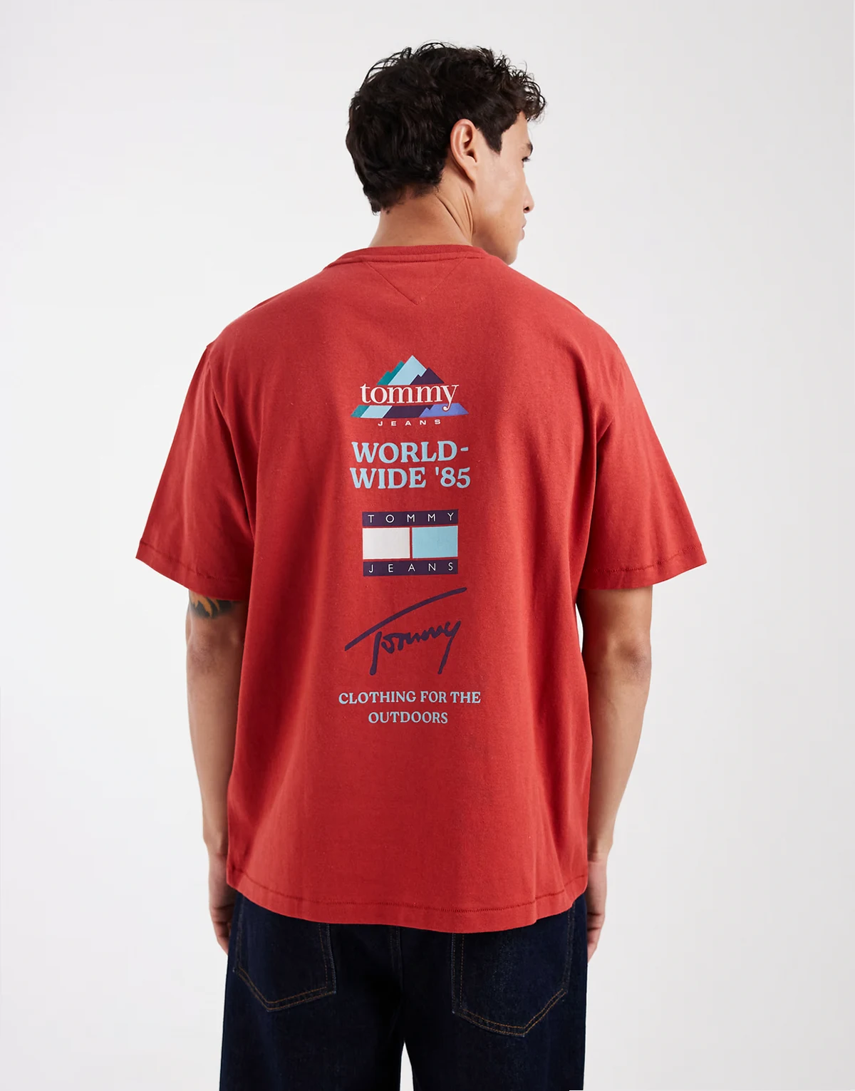 flag logo T-shirt with mountain peak back print in red