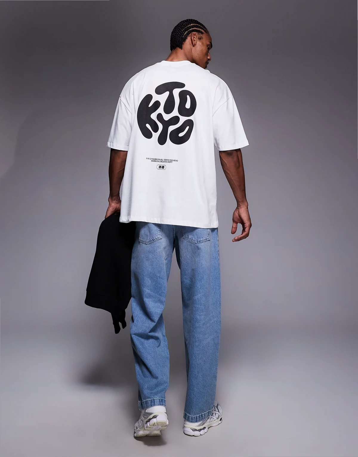 – Biały T-shirt oversize z nadrukiem „Kyoto”