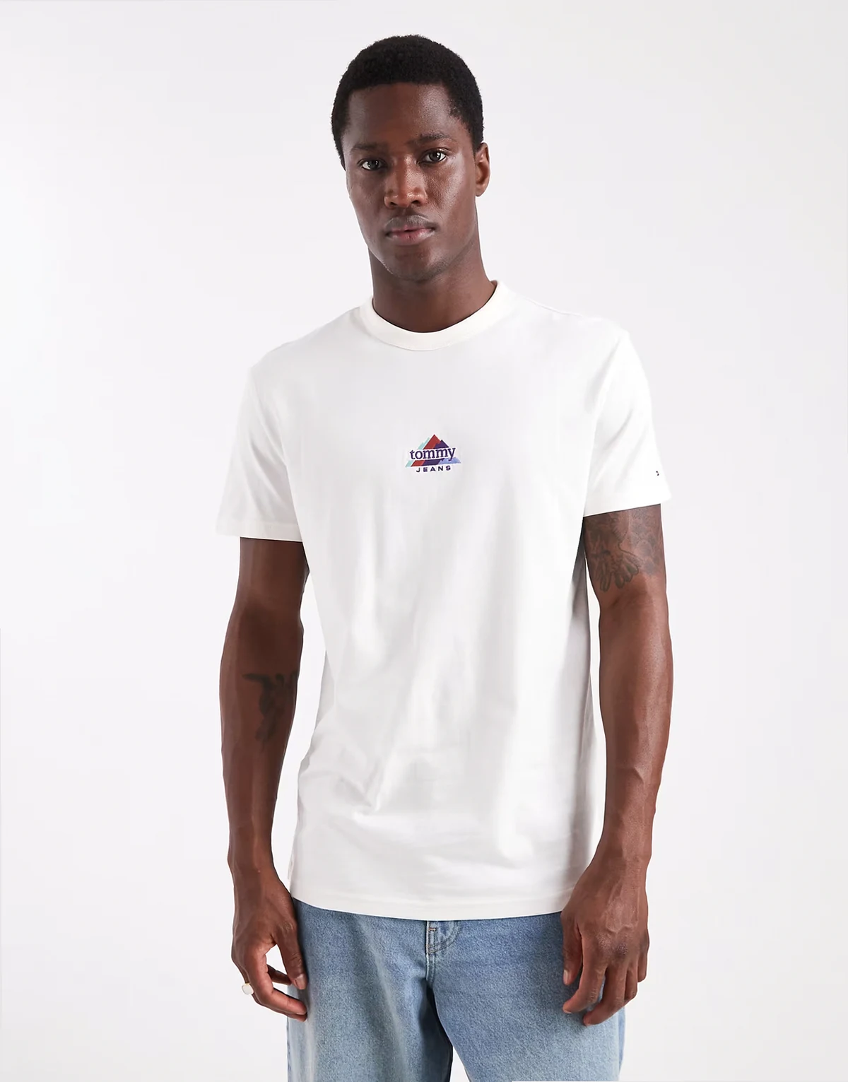 – Biały T-shirt z logo ze szczytem góry na środku