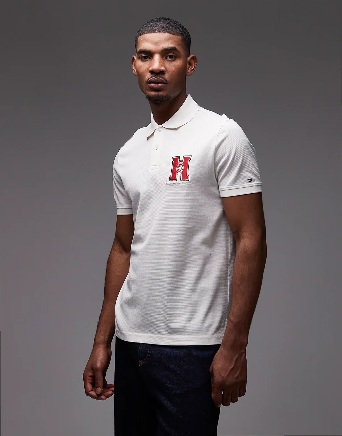 – Biały T-shirt z wyhaftowanym logo z flagą