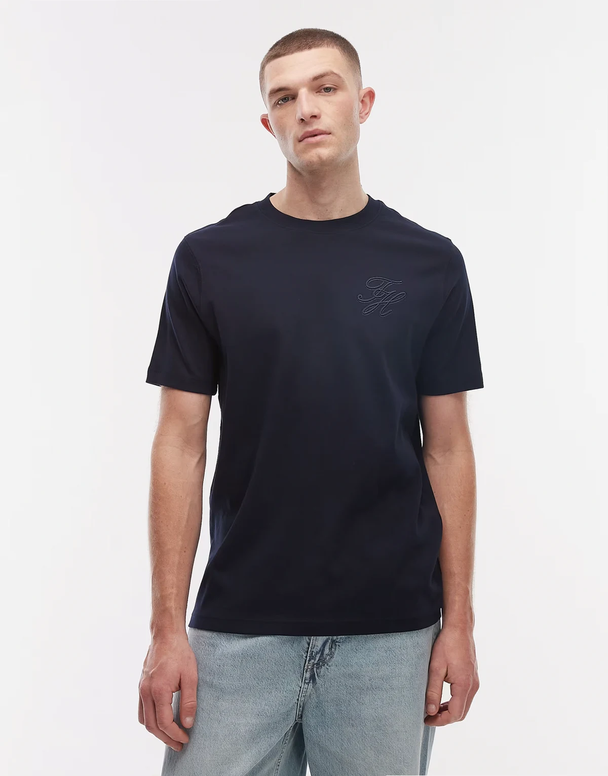 – Granatowy T-shirt z logo