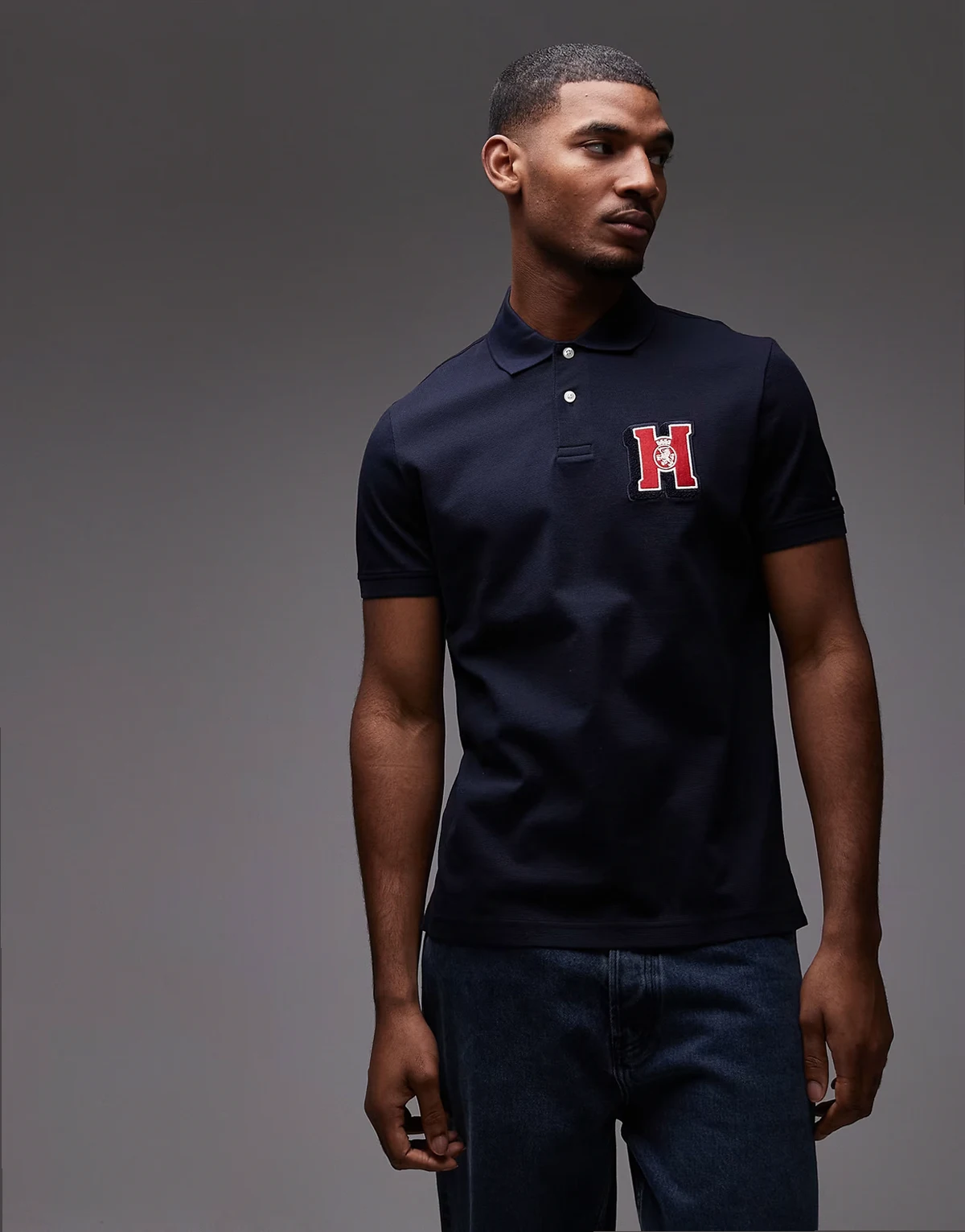 – Granatowy T-shirt z haftowanym logo na piersi