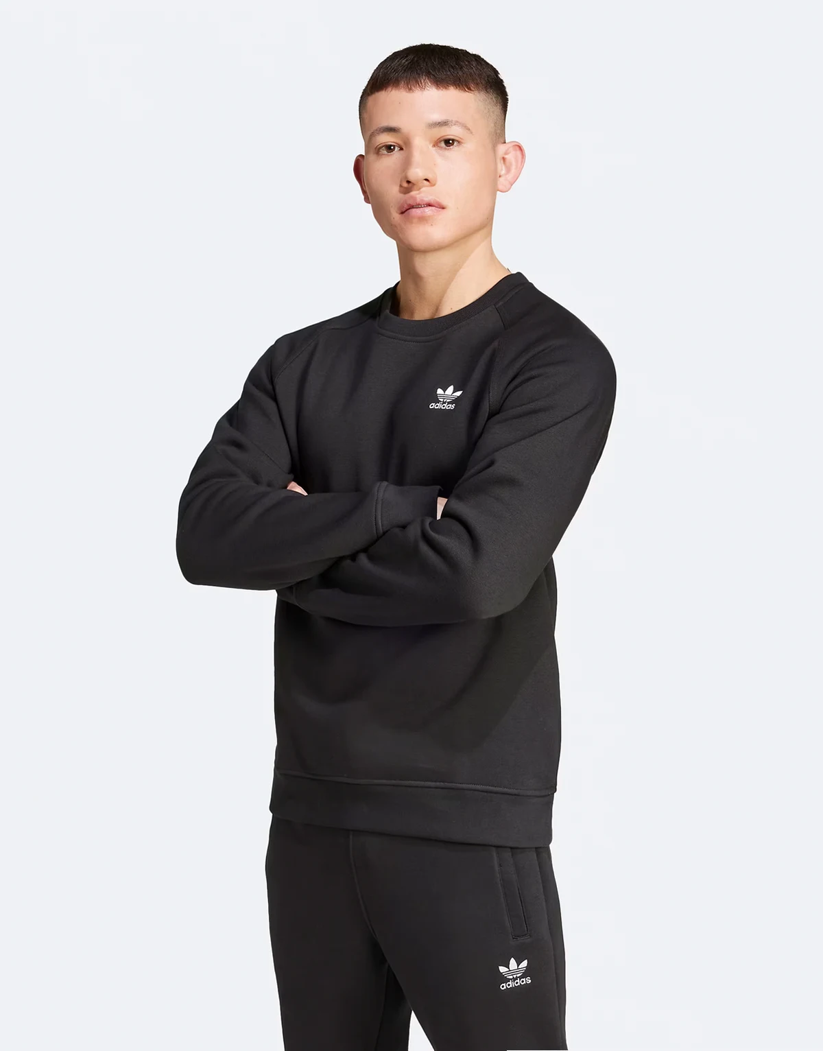 Essential sweatshirt in black