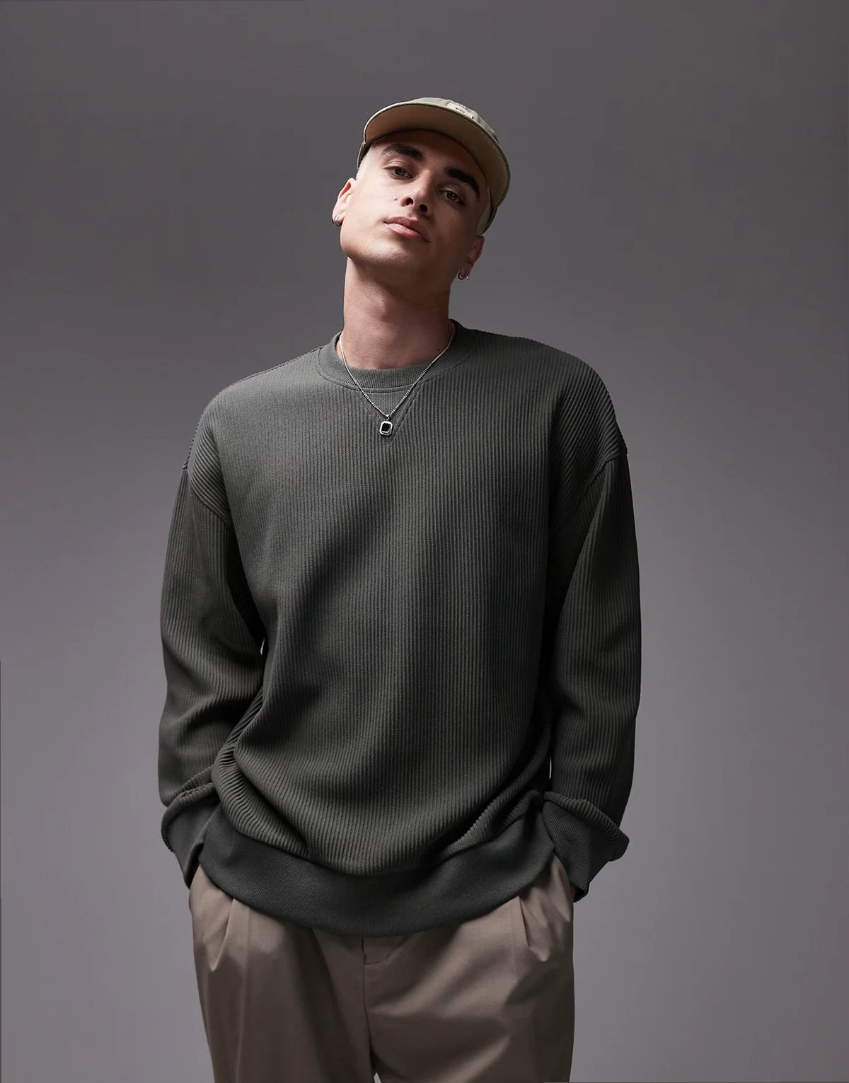 – Ciemnozielona bluza oversize z okrągłym dekoltem