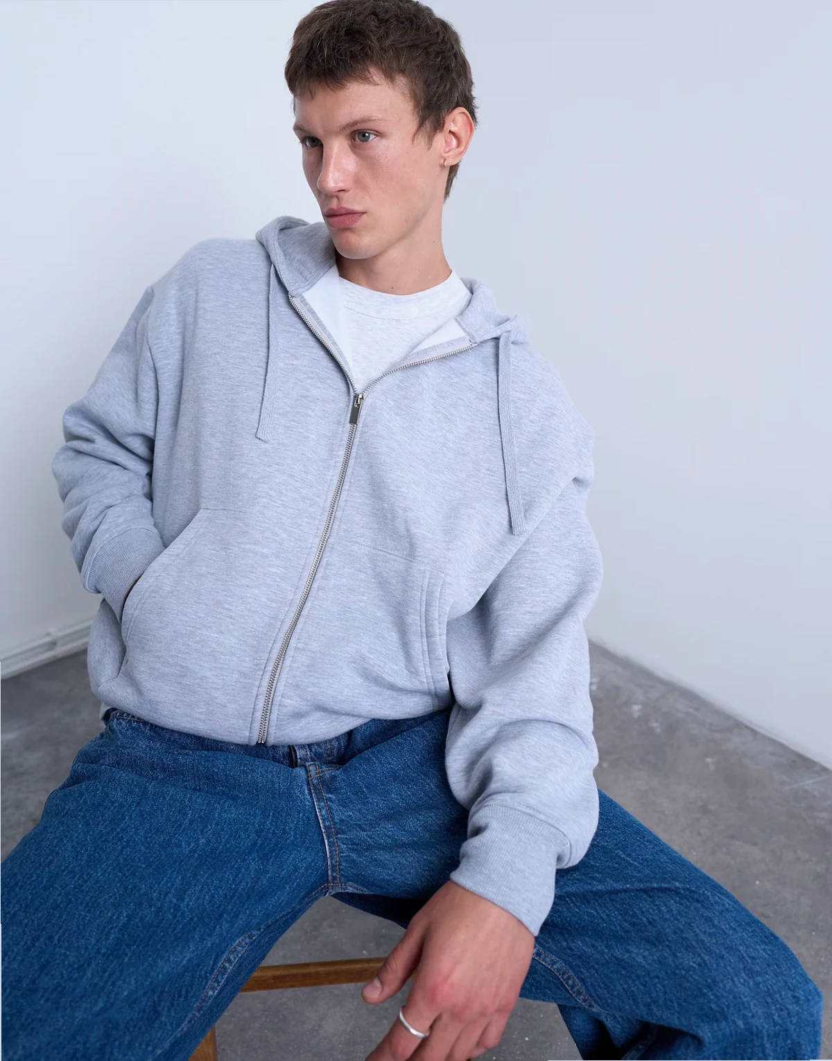 – Zapinana na suwak szara bluza oversize z kapturem z grubego materiału