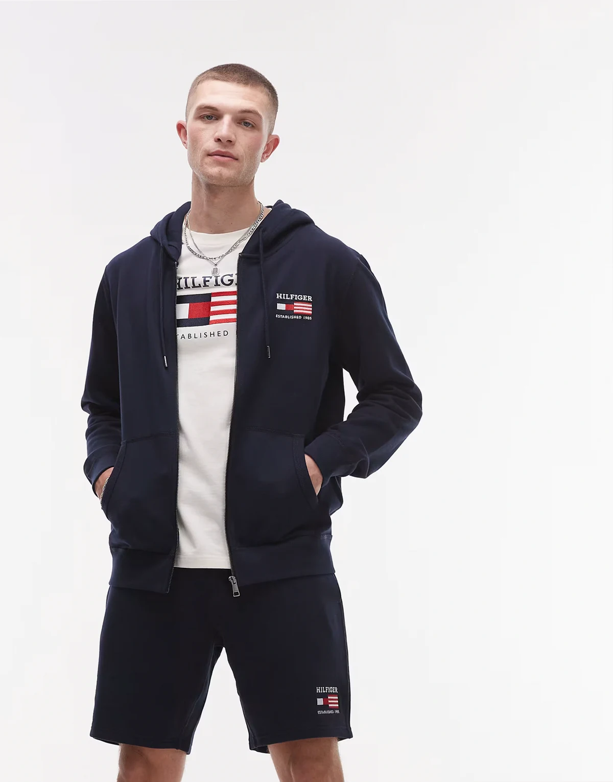 – Americana – Granatowa bluza z kapturem i zamkiem