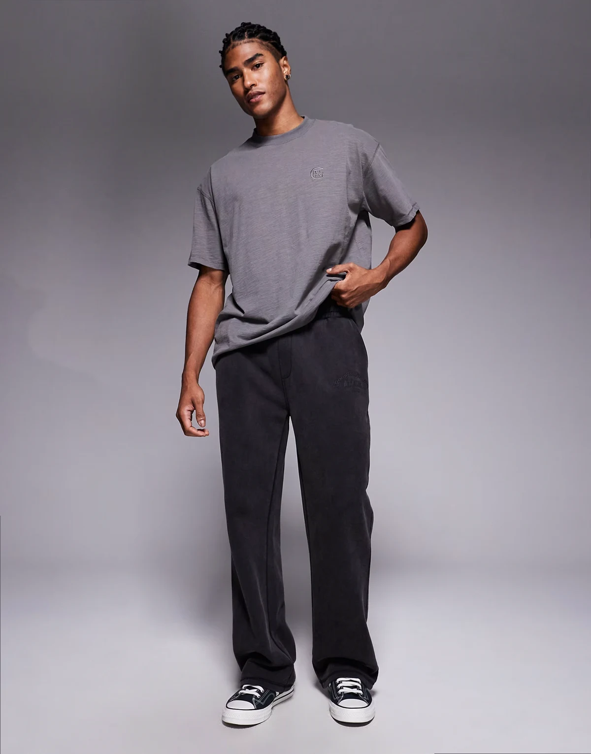 – Gerade geschnittene Jogginghose in verwaschenem Schwarz mit Logoprint