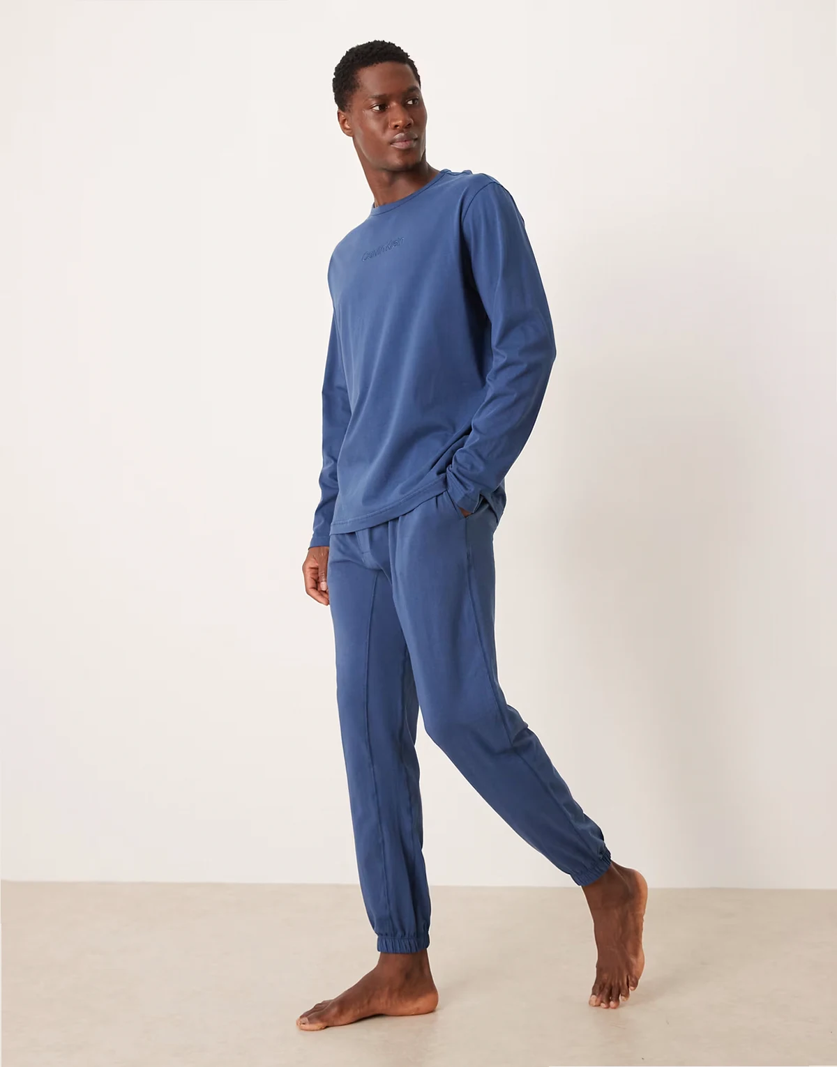 – Granatowy dres domowy