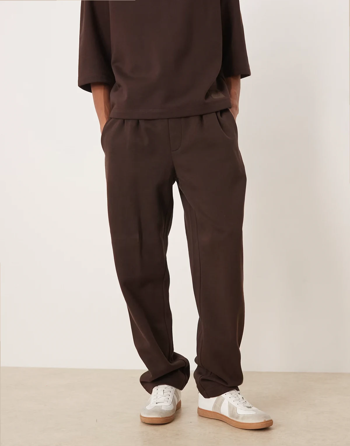 straight leg sweatpants with pleats in brown