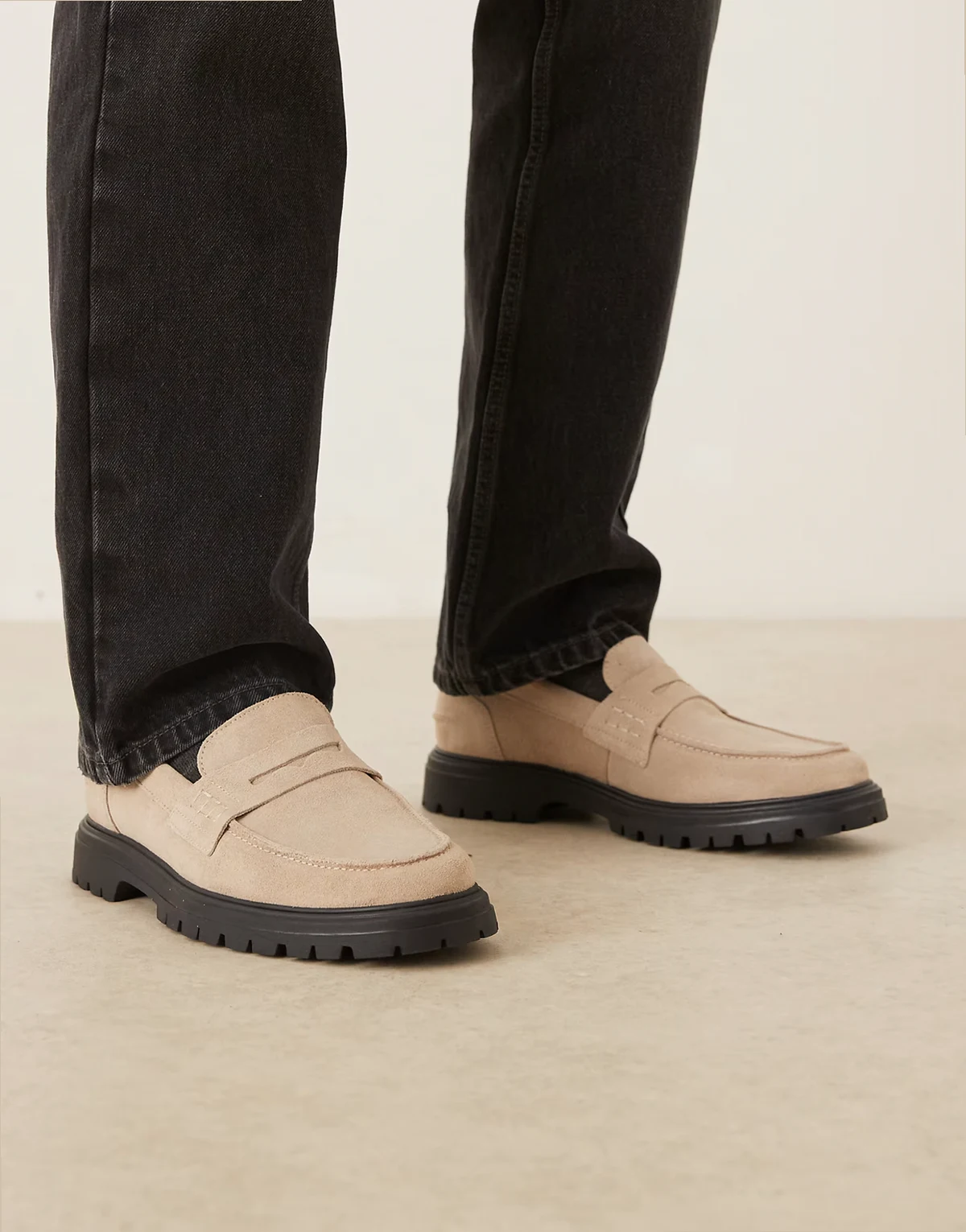 – Made in Portugal – Loafer aus Wildleder in Steinbeige mit Quasten