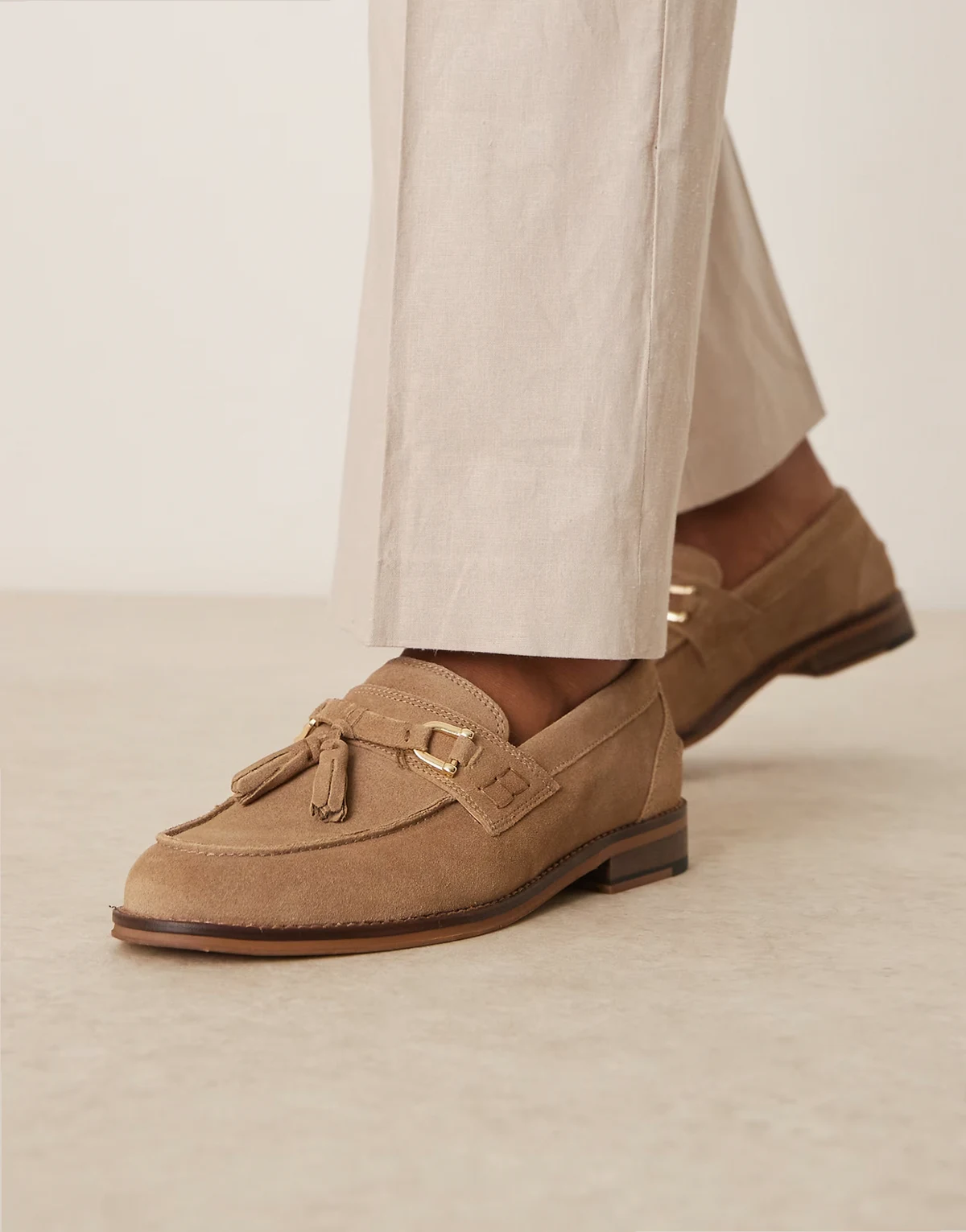– Wildleder-Loafer in Taupe mit Quastendetail