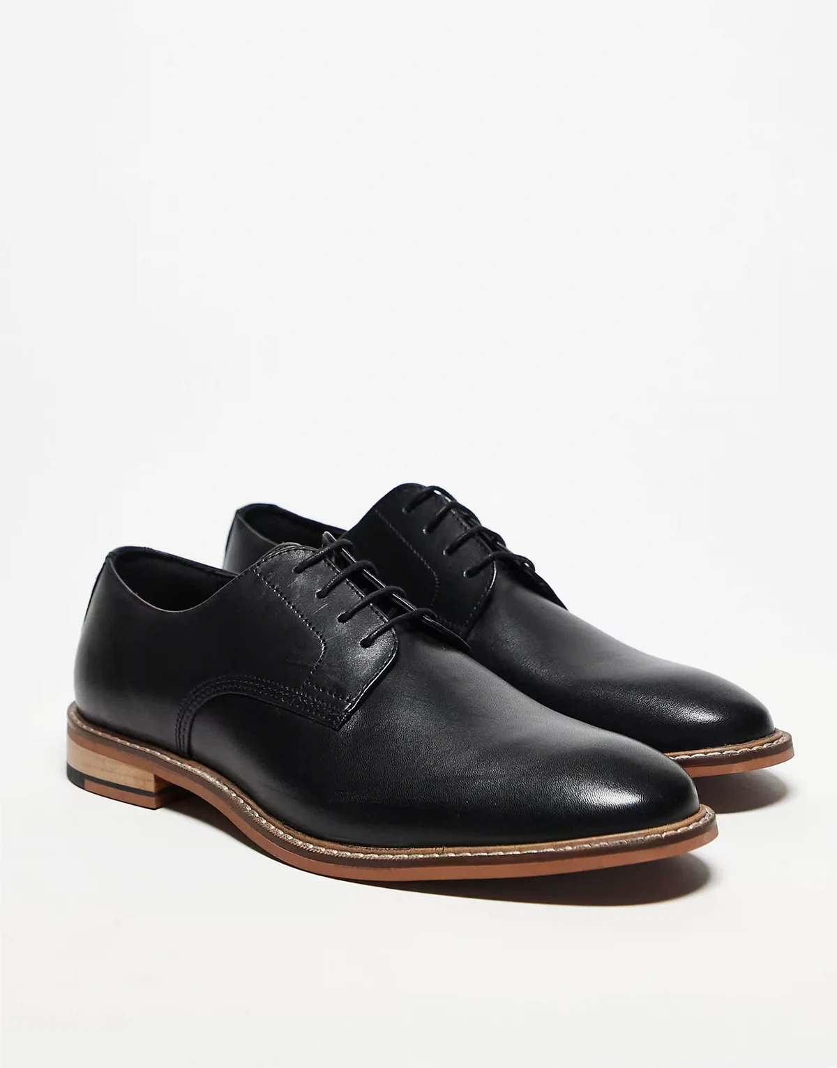 – Derby-Schnürschuhe aus schwarzem Leder