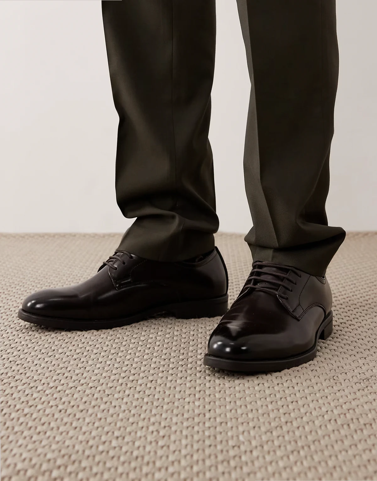 – Brązowe klasyczne brogsy