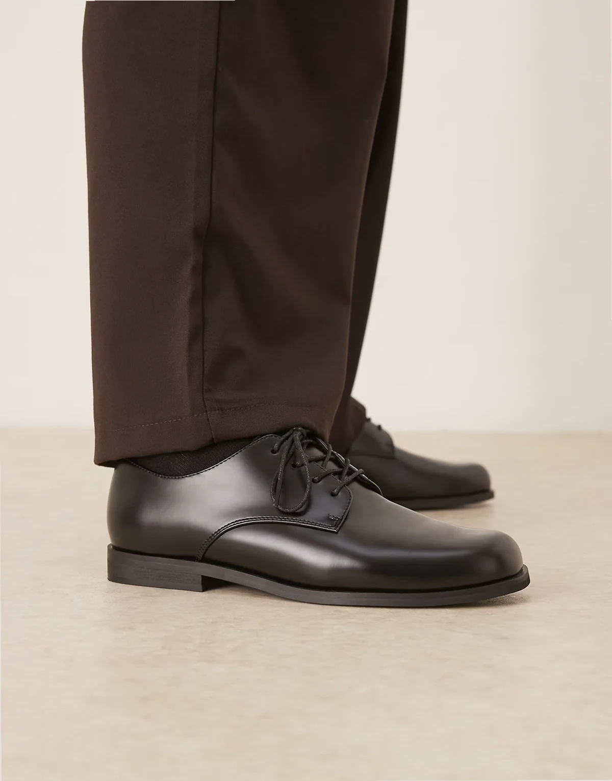 – Schwarze Schnürschuhe