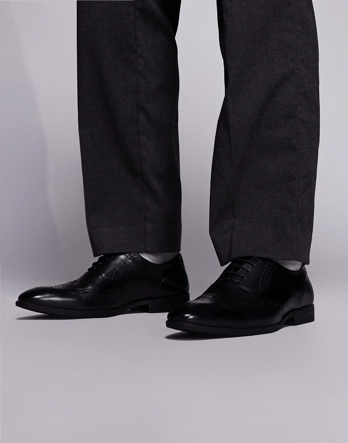 – Row – Derby-Schnürschuhe aus Leder in Schwarz mit Budapester-Details