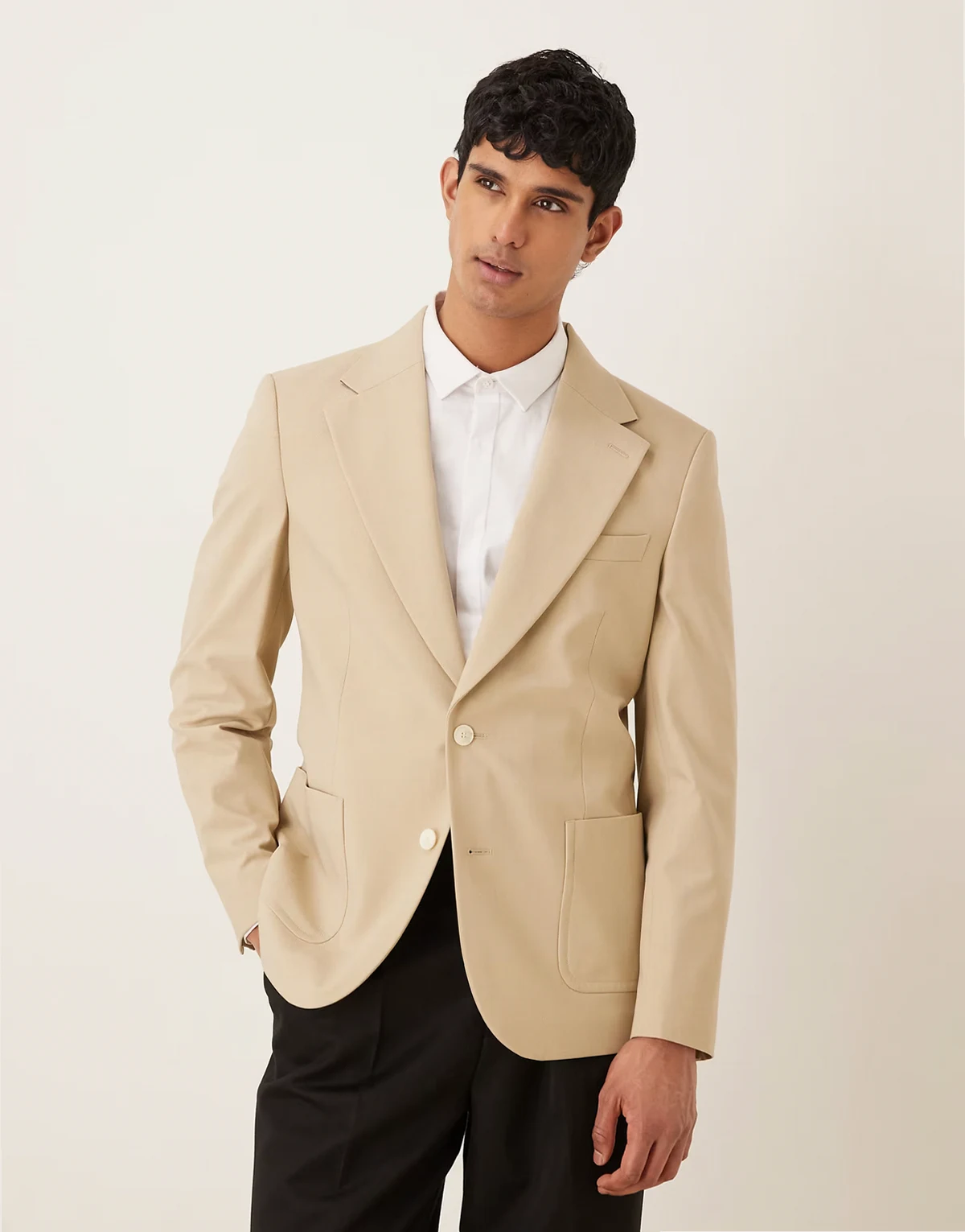 – Schmal geschnittener Blazer aus Twill in Steinbeige