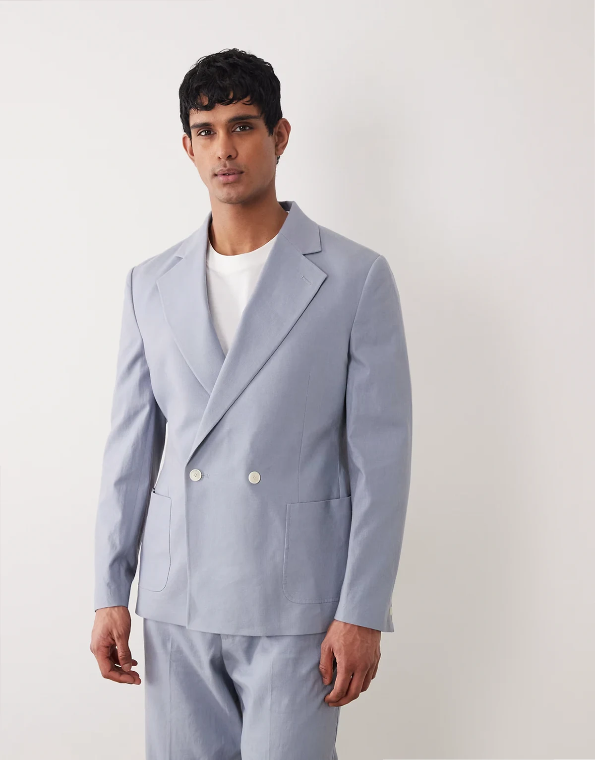 – Niebieska dwurzędowa marynarka garniturowa o bardzo luźnym kroju z domieszką lnu