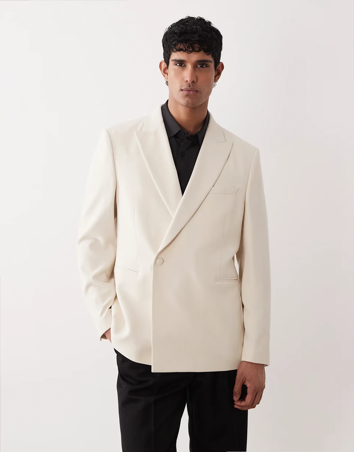 – Zweireihiger Regular-Fit-Blazer in Cremeweiß mit tiefem Wickel-Detail