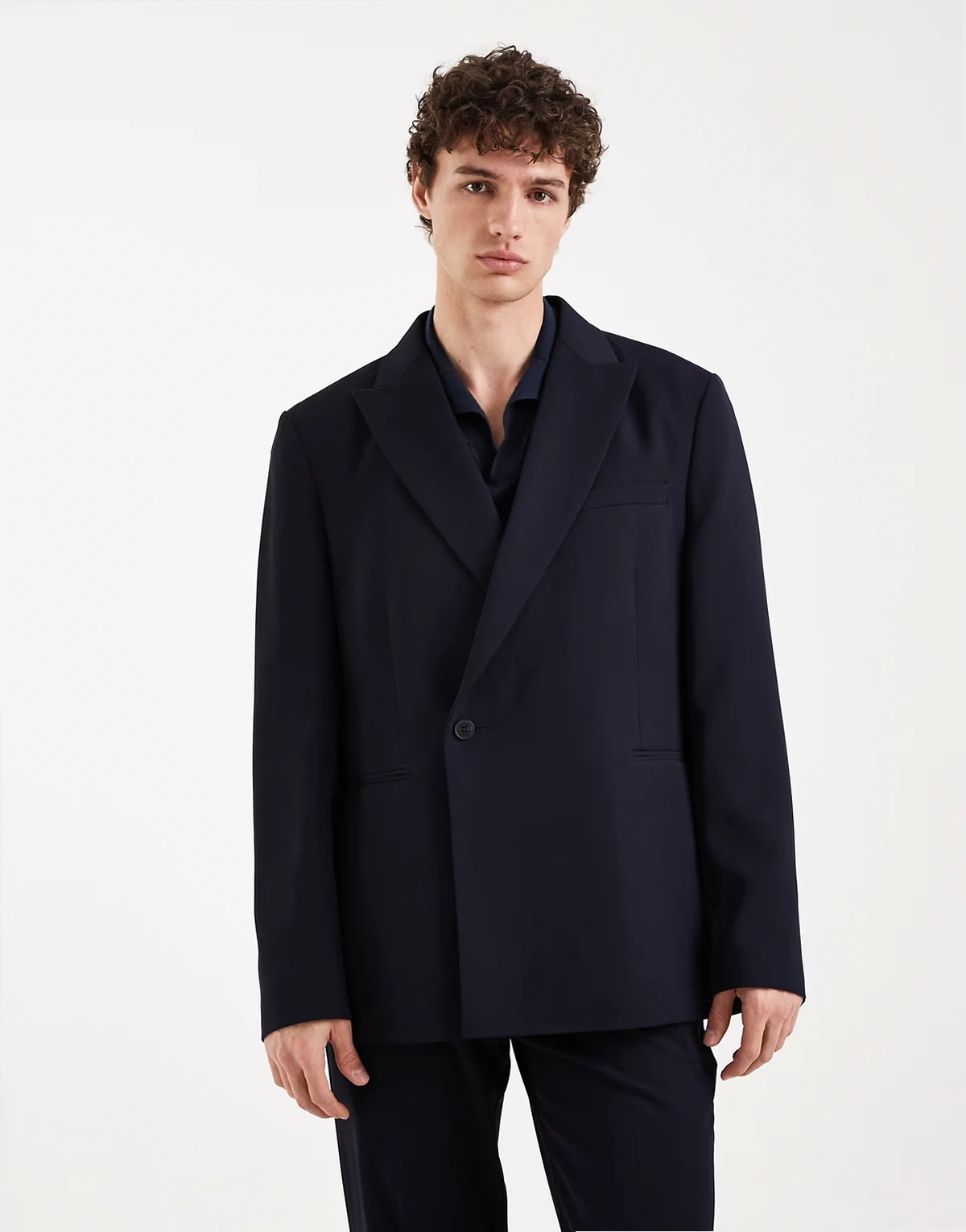 – Zweireihige Anzugjacke in Marineblau mit normalem Schnitt und Schalrevers