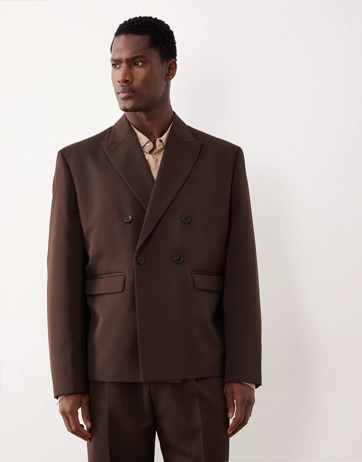 – Czarna dwurzędowa marynarka garniturowa o pudełkowym kroju