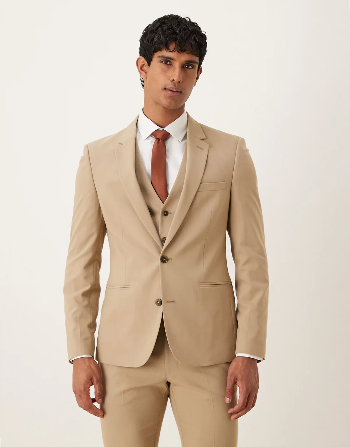 – Beżowa marynarka garniturowa o obcisłym kroju